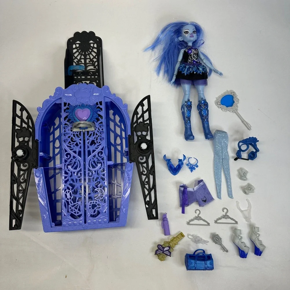 Monster High Skulltimate Secrets Abbey Bominable G3 Doll & Coffin Locker Set